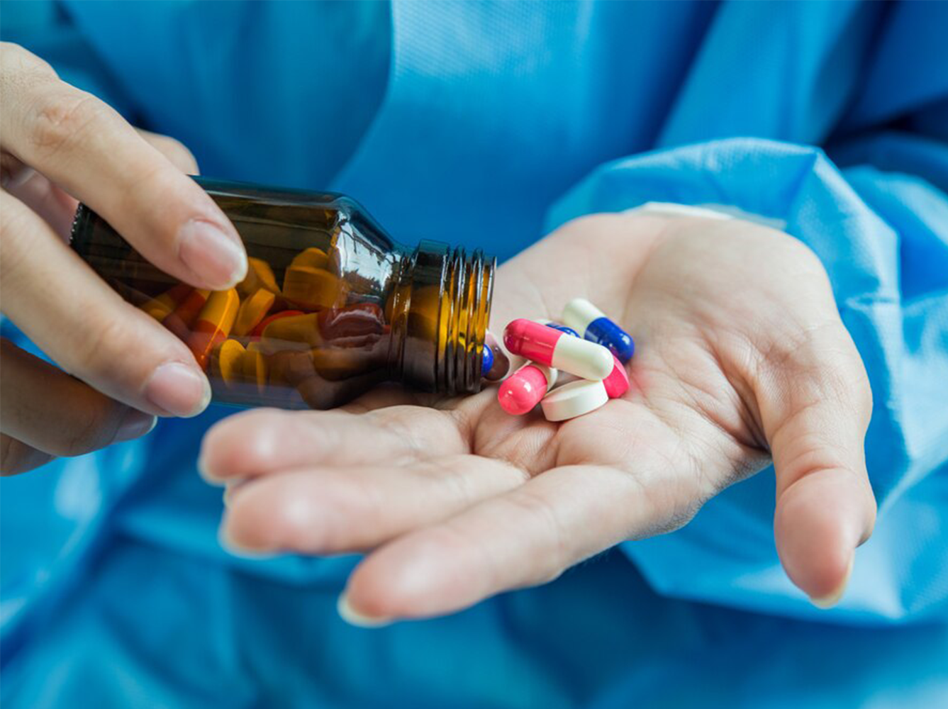 ما هي المضادات الحيوية،المضادات الحيوية ليست الحل دائمًا!ما هي أنواع المضادات الحيوية؟،ما هي استخدامات المضادات الحيوية،	ما هي الآثار الجانبية للمضادات الحيوية،ما هي الطريقة الأمثل لإستخدام المضادات الحيوية،ما هو خطر التناول الزائد للمضاد الحيوي