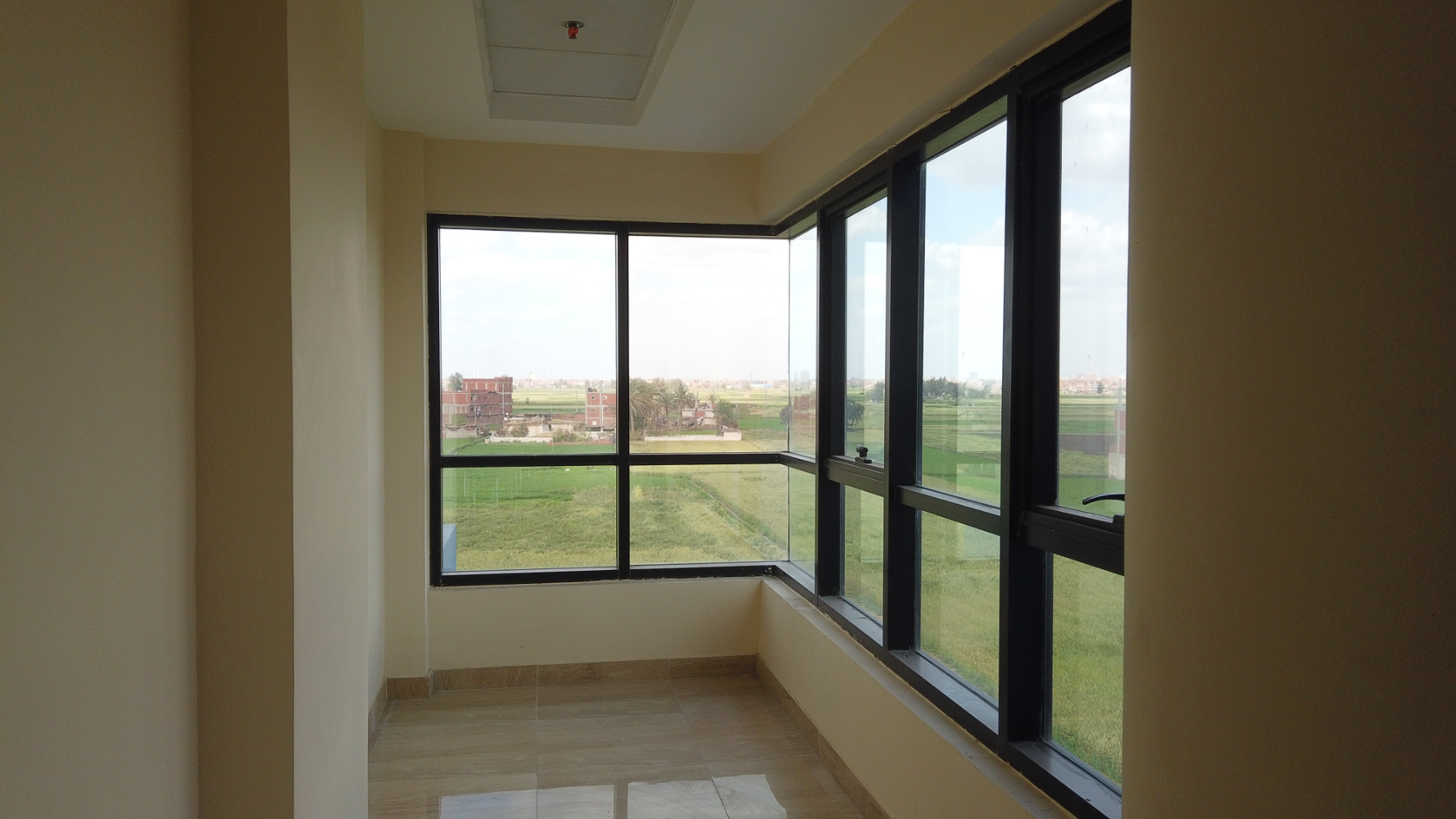 غرفة اقامة مرضى تطل على الجهة الامامية للمستشفى