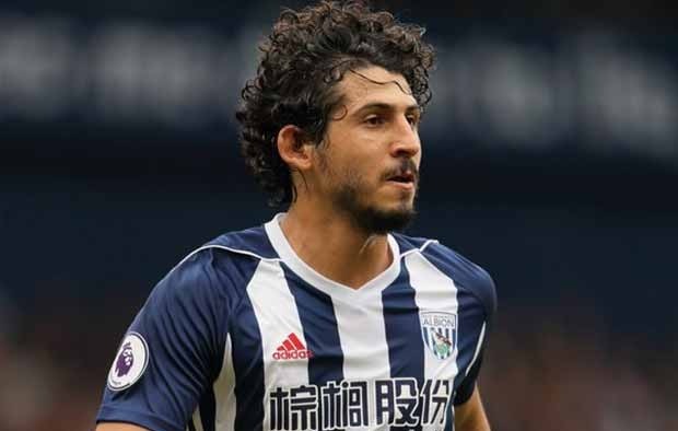 كابتن أحمد حجازي نجم منتخب مصر ونادي وست بروميتش ألبيون يدعم مستشفى 25 يناير