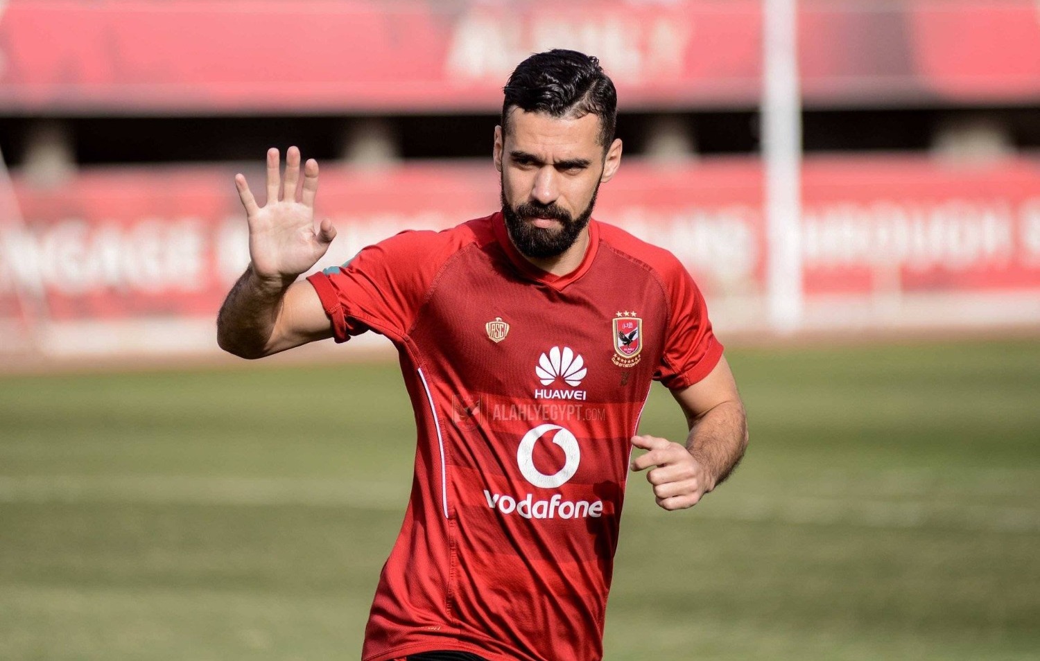 كابتن عبدالله السعيد نجم مصر  يدعم مستشفى 25 يناير