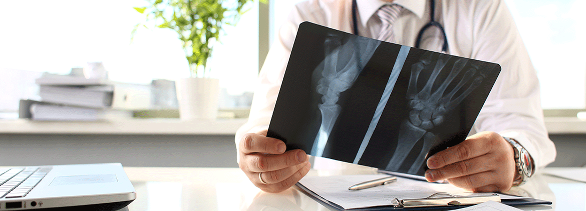 الأشعة المقطعية عبارة عن سلسلة متتابعة من أشعة x-ray، يتم التقاطها من زوايا مختلفة حول الجسم، ثم معالجتها بواسطة الكمبيوتر للحصول على صور مقاطع عرضية (شرائح) للعظام والأوعية الدموية والأنسجة المختلفة للجسم